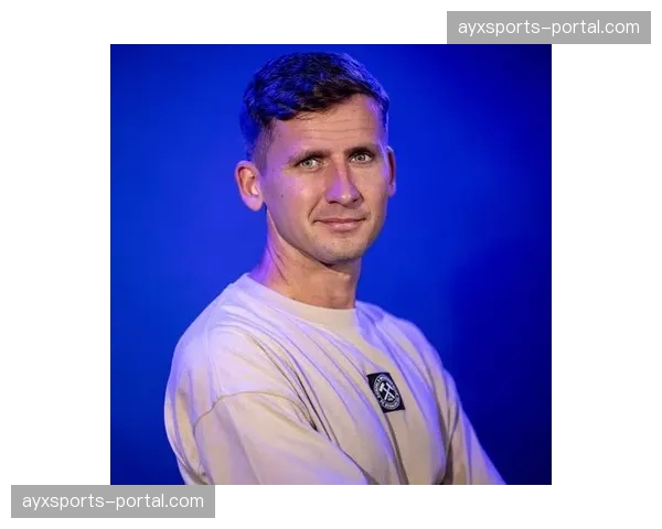 官方：沙尔克04与年轻后卫西塞签下首份职业合同